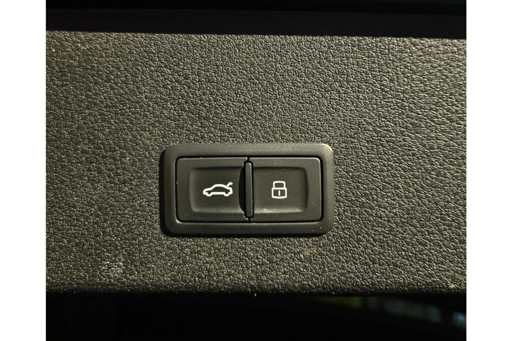 Audi e-tron Sportback 55 quattro Business edition 95 kWh Met zomer 21 inch en Wintervelgen 19 inch