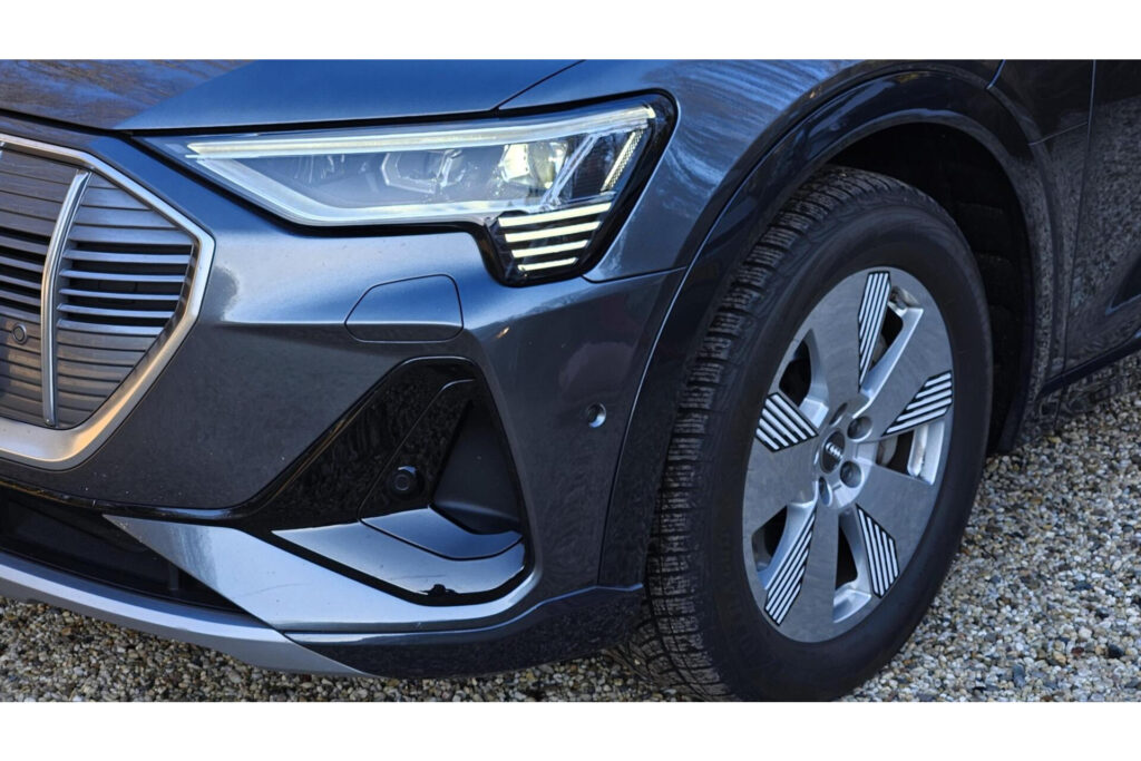 Audi e-tron Sportback 55 quattro Business edition 95 kWh Met zomer 21 inch en Wintervelgen 19 inch