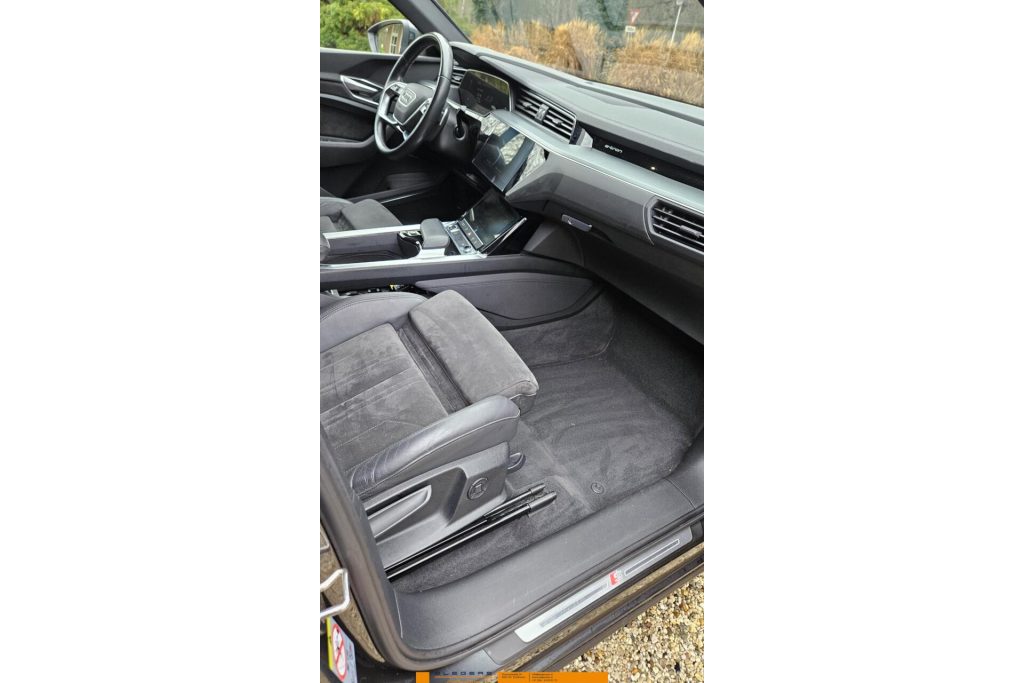 Audi e-tron Sportback 55 quattro Business edition 95 kWh Met zomer 21 inch en Wintervelgen 19 inch