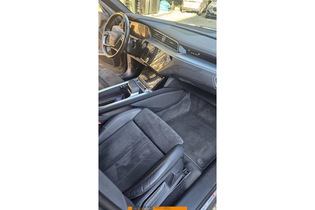 Audi e-tron Sportback 55 quattro Business edition 95 kWh Met zomer 21 inch en Wintervelgen 19 inch