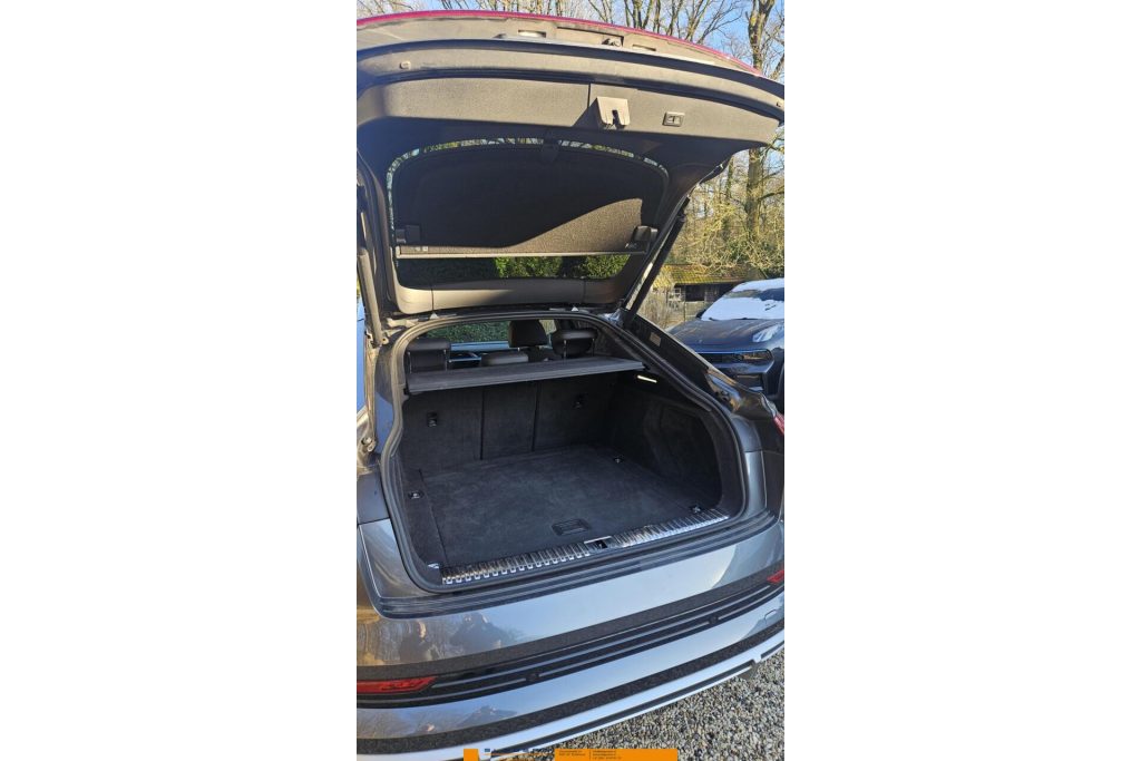 Audi e-tron Sportback 55 quattro Business edition 95 kWh Met zomer 21 inch en Wintervelgen 19 inch